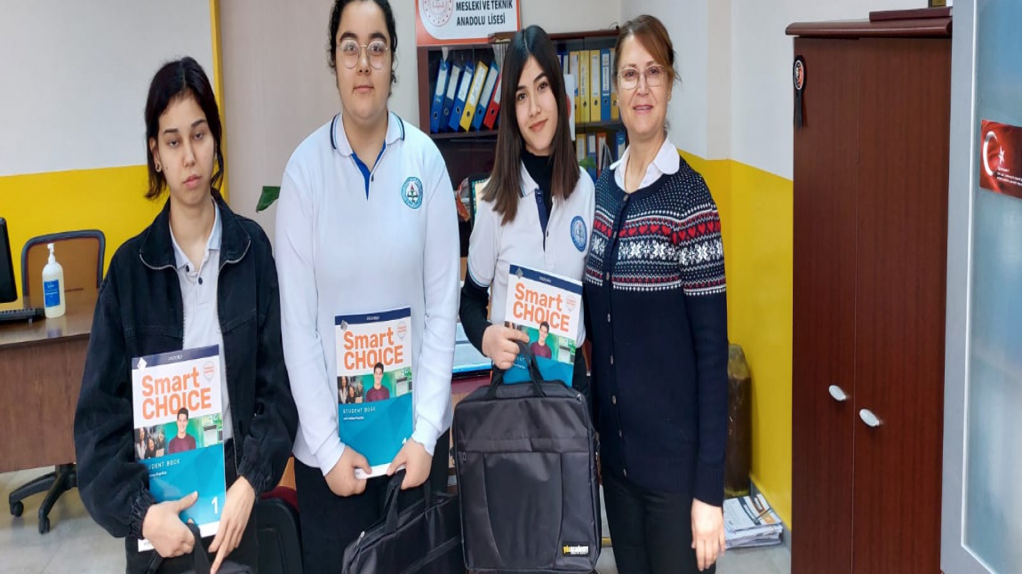 Erasmus Projesi Kapsamında Öğrencilerimizin İngilizce Dil Eğitim Setleri teslim edilmiştir.